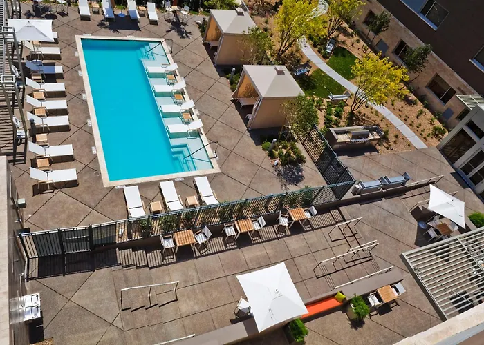 Hotel with pool: Element Las Vegas Summerlin
